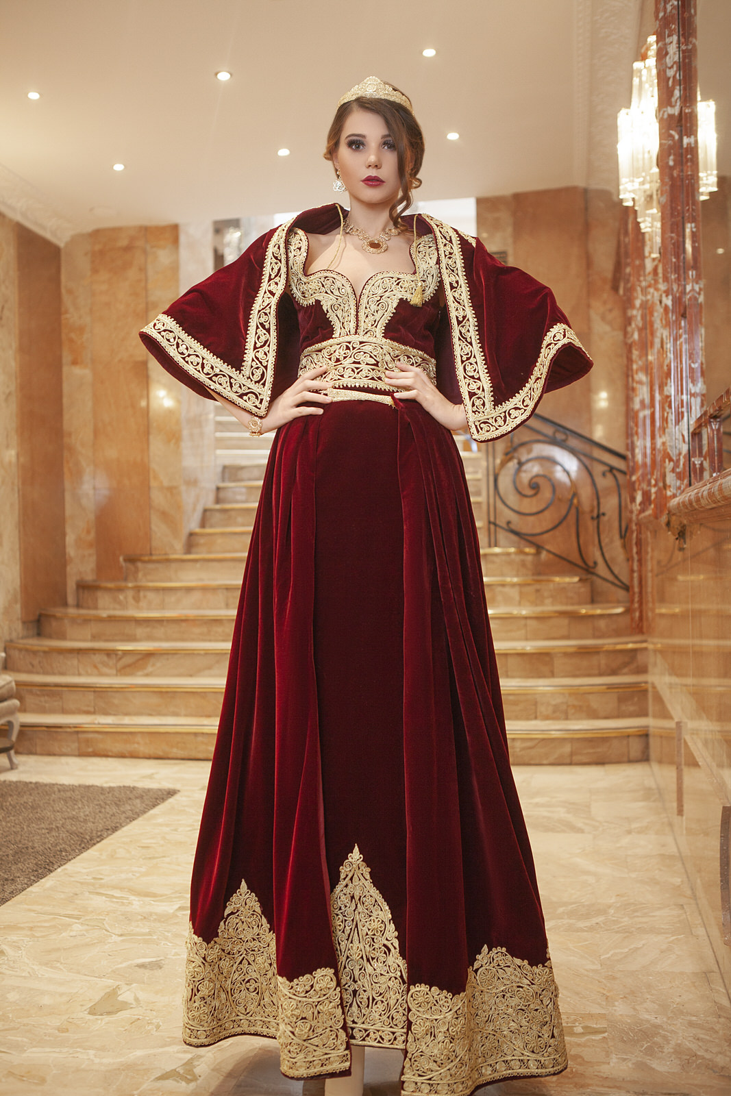 Robe Constantinoise Haute-Couture travaillée entièrement au fil d'or avec une traîne et cape amovible.